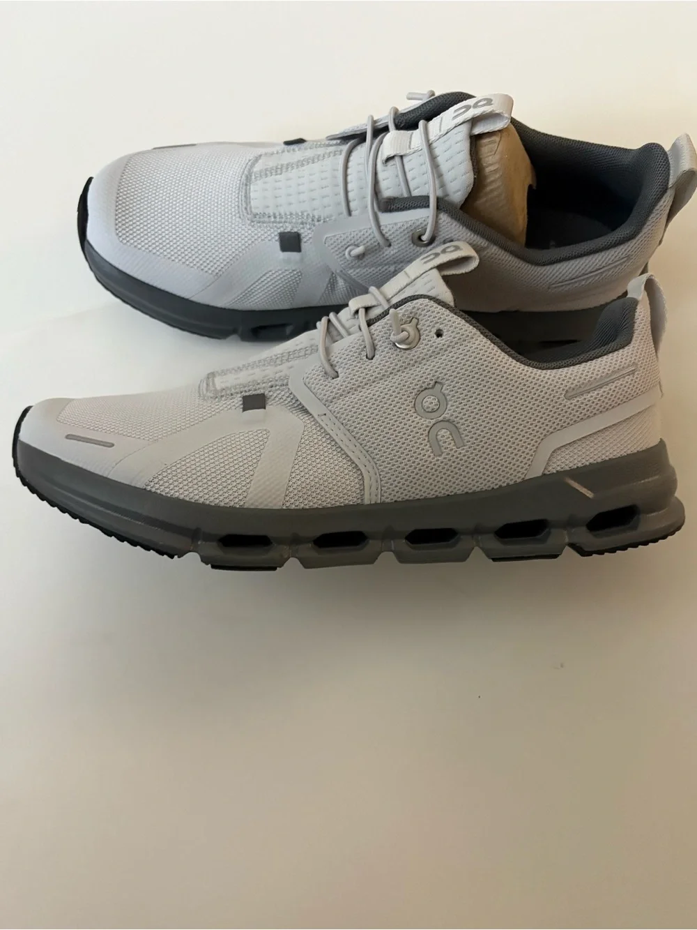 On Cloud Sky Shoes // Youth Size 6 - Picture 4 of 6